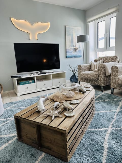 TV and multimedia, Living room, Seating area, Evening entertainment