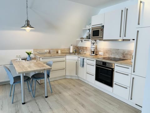 Coffee/tea facilities, Kitchen or kitchenette, Dining area, oven, stove