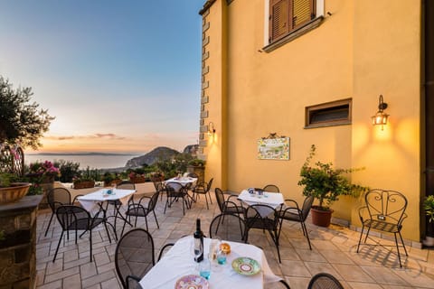 Restaurant/places to eat, Balcony/Terrace, Sea view, Sunset