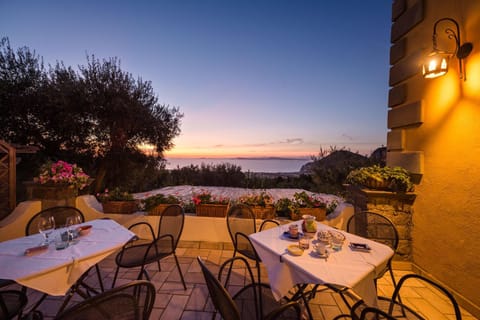 Agriturismo Antico Casale Colli Di San Pietro Estancia en una granja in Piano di Sorrento