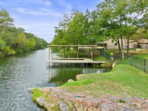 Lake LBJ 4BR Home w/ Boat Deck, Huge Yard House in Lake Lyndon B Johnson