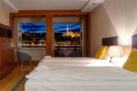 Bed, View (from property/room), Photo of the whole room, Bedroom, City view, Lake view, Landmark view, Mountain view, River view