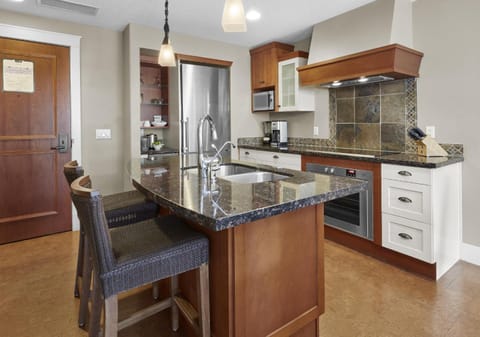 Star Suite -Luxurious condo with 3 fireplaces, and open Pool! Haus in Canmore