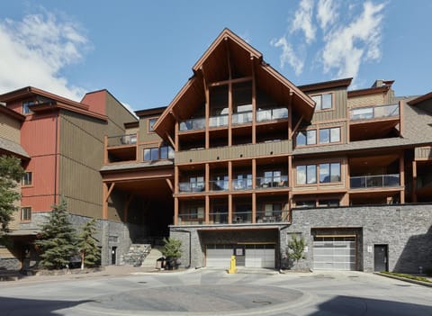 Star Suite -Luxurious condo with 3 fireplaces, and open Pool! House in Canmore