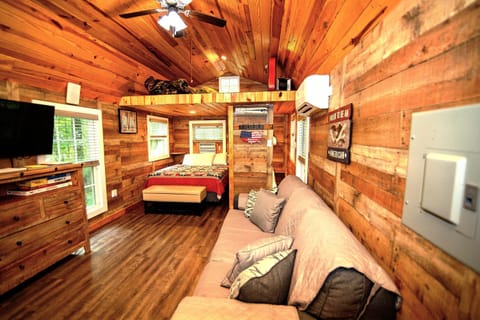 The Americana - Parker Creek Bend Cabins Nature lodge in Pike County