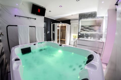 Hot Tub, Sauna, Bathroom, Spa and wellness centre/facilities
