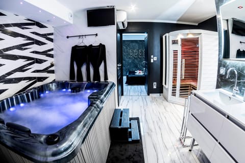 Hot Tub, Sauna, Bathroom, Spa and wellness centre/facilities
