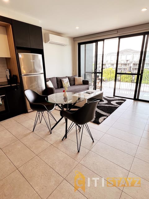 Stylish, Modern, Cute as a Button - Braddon CBD Apartment in Canberra