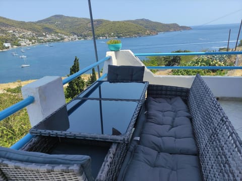 View (from property/room), Balcony/Terrace, Living room, Seating area, Dining area, Mountain view, Sea view