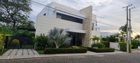 Casa Campestre en Condominio Lagos Del Peñon Maison in Girardot