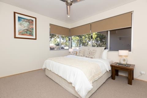 Bed, Photo of the whole room, Bedroom, Garden view, Quiet street view