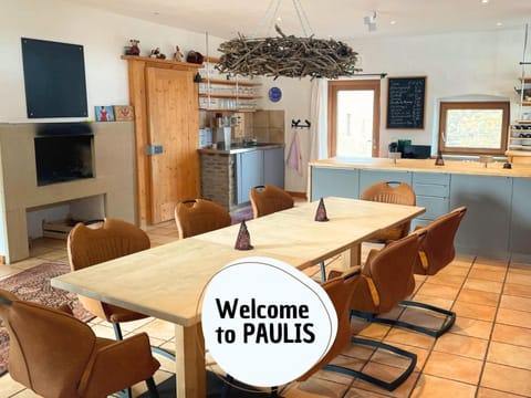 Restaurant/places to eat, Kitchen or kitchenette, Living room, Dining area, Food, Breakfast, children, Family, Family, fireplace, kitchen