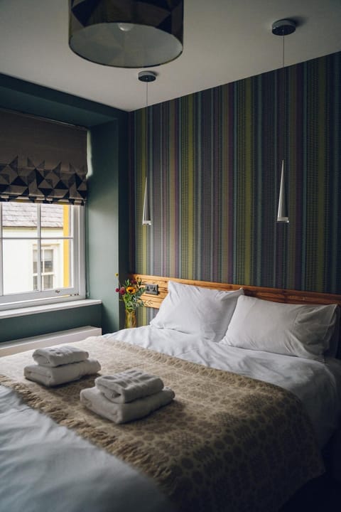 Bed, Bedroom, group of guests, Family, towels