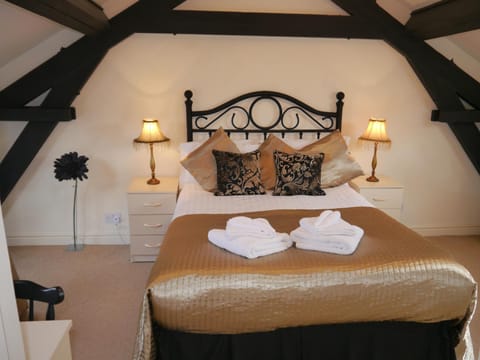 The Shakespeare Lodge - Sleeps up to 12 - HOT TUB House in England