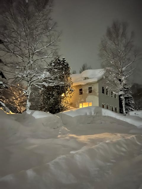 Chalet Banff - 6 bedroom 6 bathroom Ski Lodge Chalet in Niseko