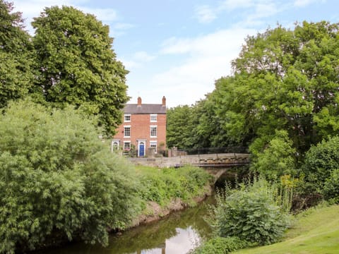 1 Reabrook Place House in Shrewsbury