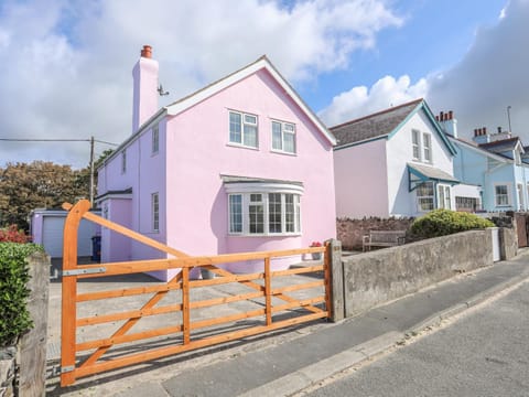 The Pink House Haus in Rhosneigr