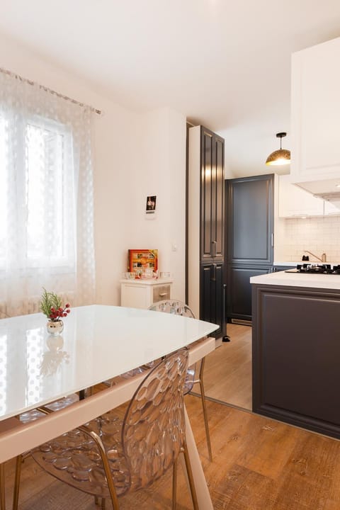 Kitchen or kitchenette, Dining area