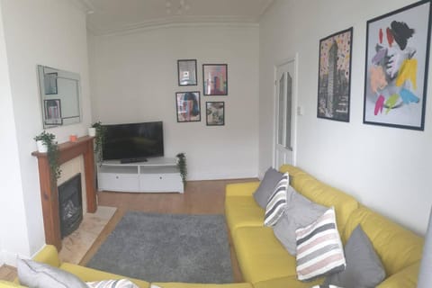 Communal lounge/ TV room, TV and multimedia, Living room, Seating area