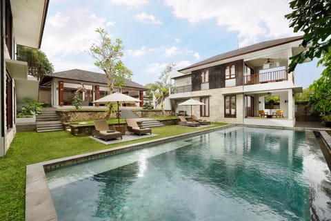 Property building, Day, Garden, Garden view, Pool view, Swimming pool, sunbed