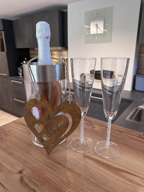 Kitchen or kitchenette, Food and drinks, Dining area, Food, Drinks, Alcoholic drinks