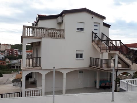 Apartments Madzari - Ciovo - Pool Apartment in Okrug Gornji