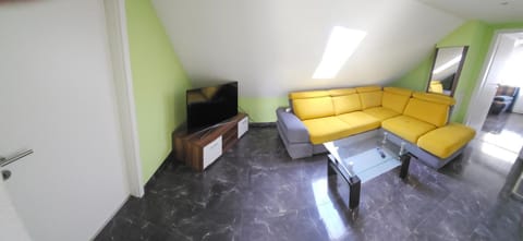 Communal lounge/ TV room, TV and multimedia, Living room