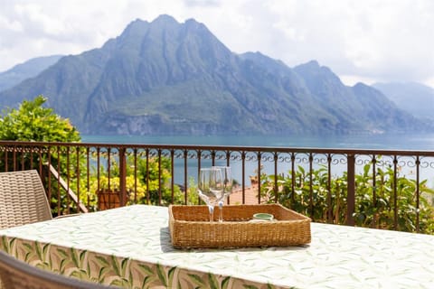 Day, Natural landscape, View (from property/room), Balcony/Terrace, Dining area, Lake view, Mountain view