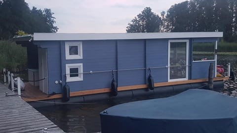 Hausboot Mirabella am Müritz Nationalpark Festanliegend Angelegtes Boot in Rechlin