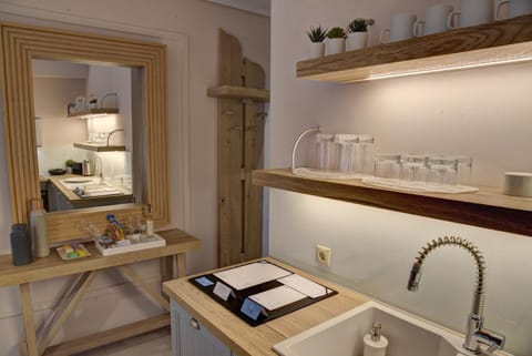 Kitchen or kitchenette, Photo of the whole room, Decorative detail