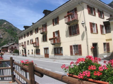 Property building, Facade/entrance, Summer