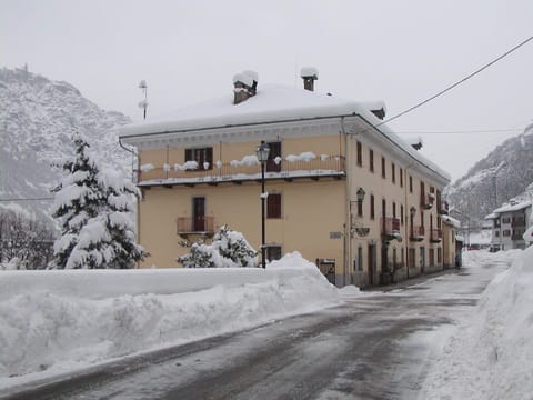 Property building, Facade/entrance, Winter