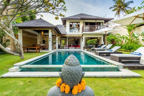 Property building, Patio, Garden, Seating area, Garden view, Pool view, Swimming pool, Swimming pool, sunbed