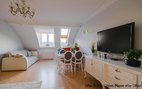 Bird's eye view, TV and multimedia, Living room, Seating area