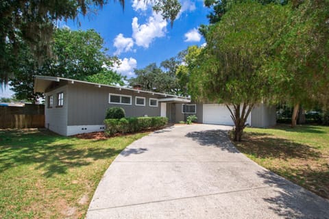 Mid-century Home 2 miles to UF, Downtown, and Shands Plus Walk to Coffee Culture, Planet Fitness and Alfred A Ring Park Haus in Gainesville