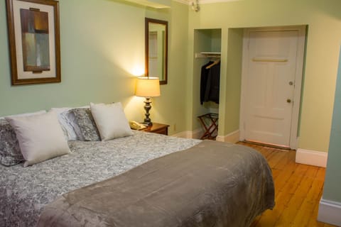 Beacon Inn 1750 Bed and Breakfast in Brookline