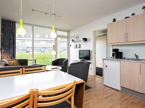 6 person holiday home on a holiday park in Ringk bing Apartamento in Søndervig