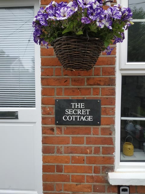 Secret Cottage, Wivenhoe - Charming, Cosy, Convenient & Quiet, 2 x Double Bed Period Cottage PLUS Patio - 6 min walk train, 2 min walk High Street Pubs, Restaurants, Shops Casa in Colchester