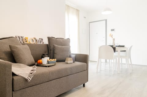 Lounge or bar, Seating area, Dining area