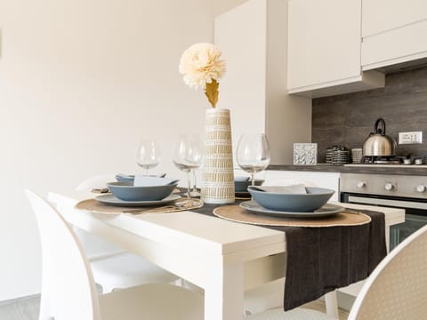 Kitchen or kitchenette, Dining area