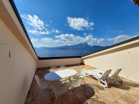 View (from property/room), Balcony/Terrace, Lake view