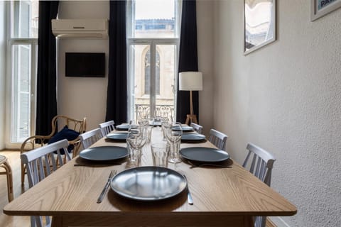 Living room, Seating area, Dining area