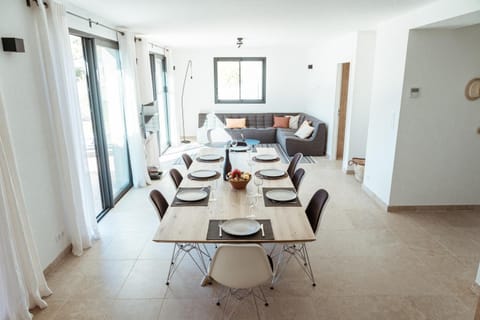 Photo of the whole room, Dining area