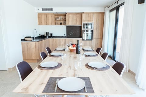 Kitchen or kitchenette, Dining area