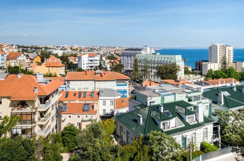 Sunny Monte Estoril Apartment in Estoril