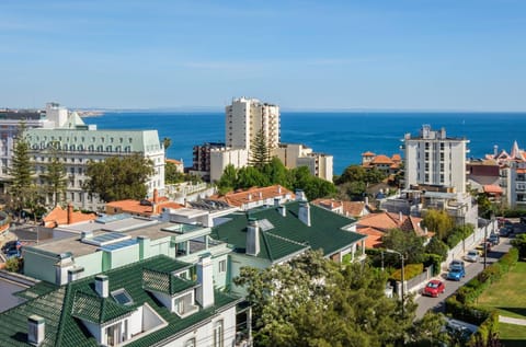 Sunny Monte Estoril Apartment in Estoril