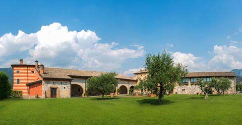 Property building, Spring, Day, Natural landscape, Garden, Garden view