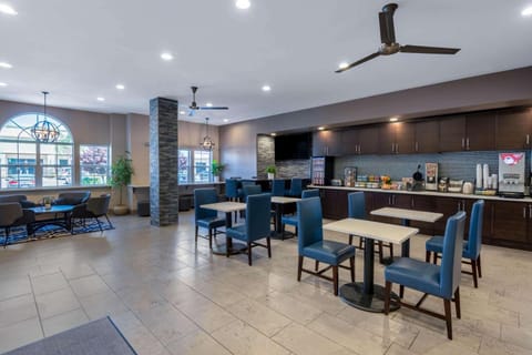 Microtel Inn & Suites by Wyndham Tracy Hotel in Tracy