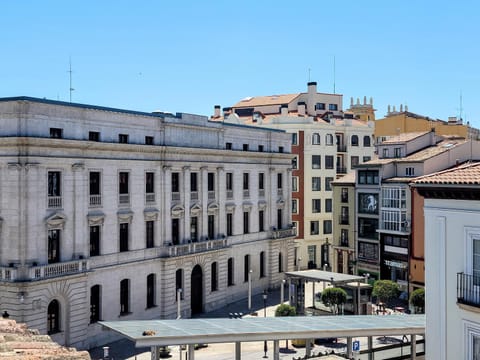 Mía Suites II Loft Centro Histórico - PARKING & WIFI FREE Condo in Burgos