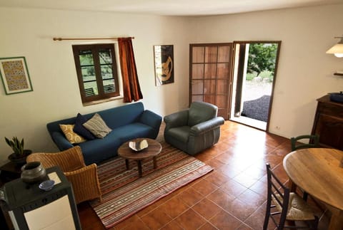 Communal lounge/ TV room, Garden view